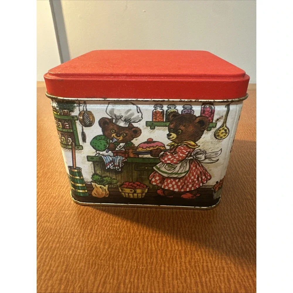Vintage Christmas Bears Cooking In Kitchen  Tin, 3.5